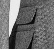 票据袋，与正常的西服口袋相比，通常是比较高比较窄的，它的设计的初衷，是英国的绅士为了便于放歌剧院的门票而设计的。 如今ALAONI高级定制西服仍然延续这种人性化的设计
